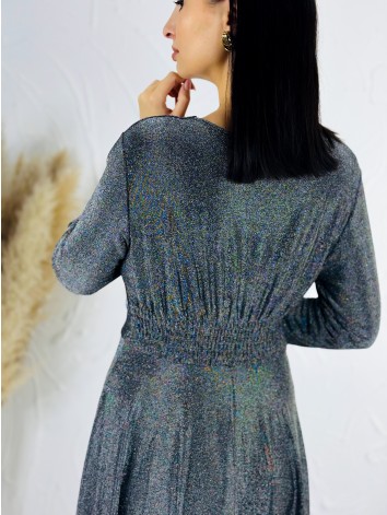 Dámske strieborné trblietavé šaty s véčkovým výstrihom aj pre moletky