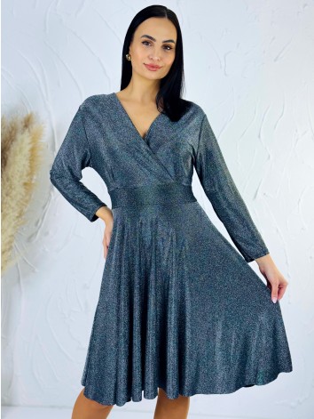 Dámske strieborné trblietavé šaty s véčkovým výstrihom aj pre moletky