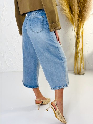 Dámske svetlomodré široké capri rifle s vysokým pásom a opaskom