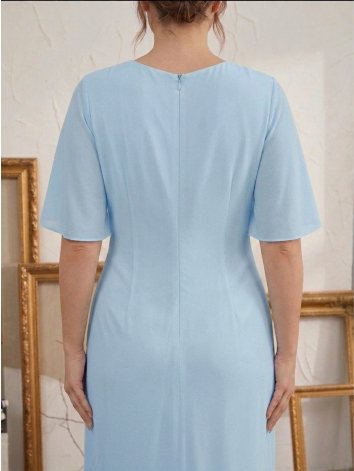 Dámske svetlomodré spoločenské šaty pre moletky so zlatou brošňou