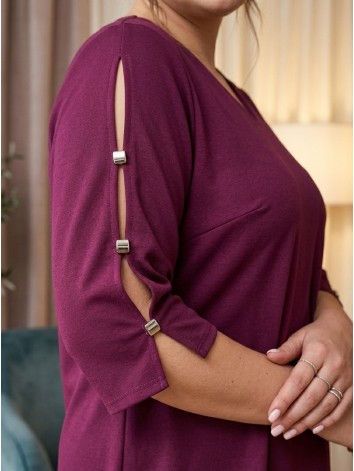 Dámske tmavo fialové spoločenské šaty s aplikáciami na rukávoch pre moletky