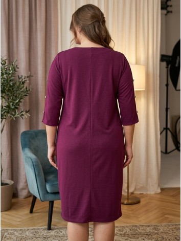 Dámske tmavo fialové spoločenské šaty s aplikáciami na rukávoch pre moletky