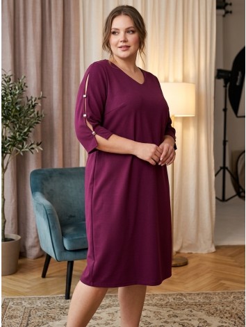 Dámske tmavo fialové spoločenské šaty s aplikáciami na rukávoch pre moletky