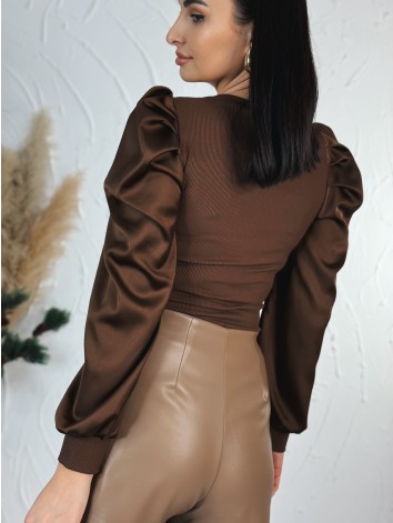 Dámske tmavo hnedé tričko so saténovými nazberanými rukávmi