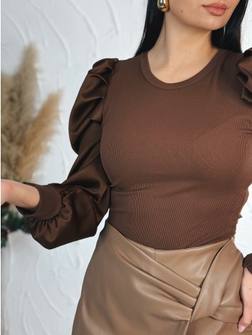 Dámske tmavo hnedé tričko so saténovými nazberanými rukávmi