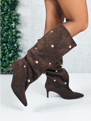Dámske tmavohnedé čižmy s cvokmi na nízkom opätku