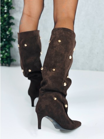 Dámske tmavohnedé čižmy s cvokmi na nízkom opätku