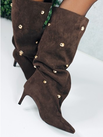 Dámske tmavohnedé čižmy s cvokmi na nízkom opätku