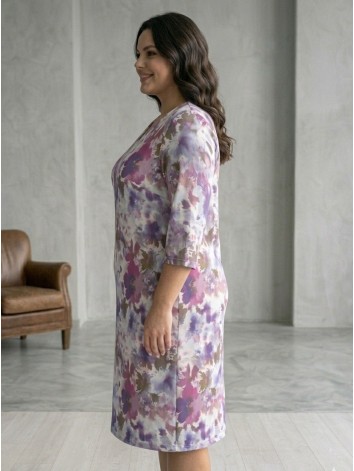 Dámske vzorované spoločenské šaty pre moletky s 3/4 rukávom - fialové