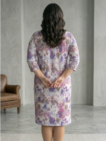 Dámske vzorované spoločenské šaty pre moletky s 3/4 rukávom - fialové