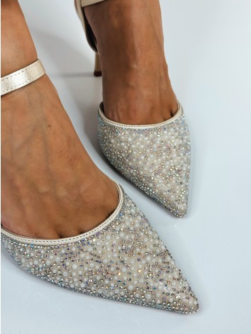 Dámske zlaté sandále s kamienkami na nízkom opätku