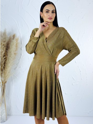 Dámske zlaté trblietavé šaty s véčkovým výstrihom aj pre moletky