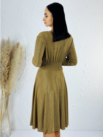 Dámske zlaté trblietavé šaty s véčkovým výstrihom aj pre moletky