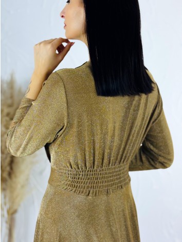 Dámske zlaté trblietavé šaty s véčkovým výstrihom aj pre moletky