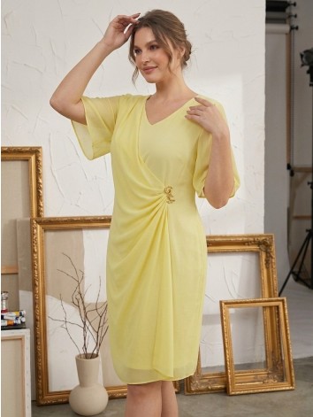 Dámske žlté spoločenské šaty pre moletky so zlatou brošňou
