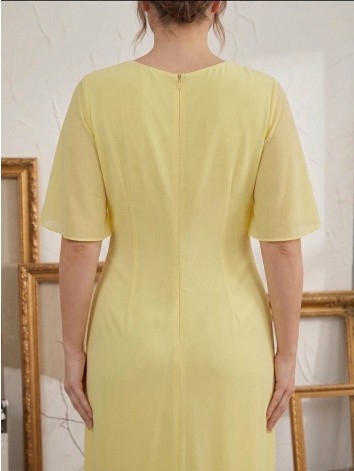 Dámske žlté spoločenské šaty pre moletky so zlatou brošňou