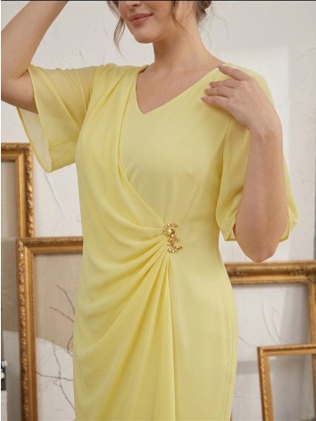 Dámske žlté spoločenské šaty pre moletky so zlatou brošňou