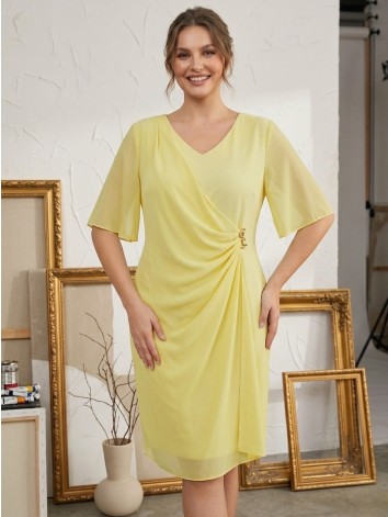 Dámske žlté spoločenské šaty pre moletky so zlatou brošňou