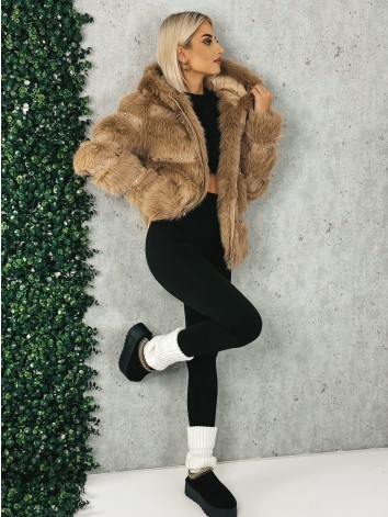 Dámsky béžový kožuch s ozdobnými kamienakmi a kapucňou