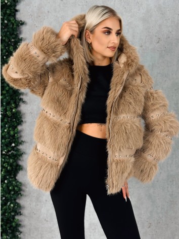 Dámsky béžový kožuch s ozdobnými kamienakmi a kapucňou