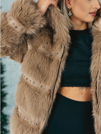 Dámsky béžový kožuch s ozdobnými kamienakmi a kapucňou