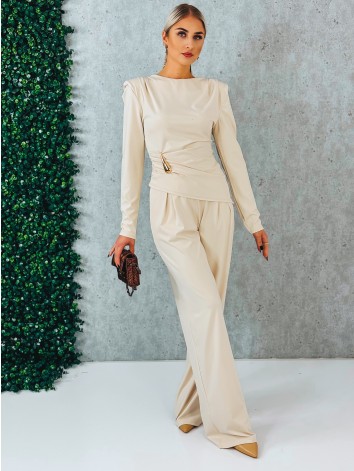 Dámsky béžový priliehavý komplet so širokými nohavicami a topom so zlatou sponou