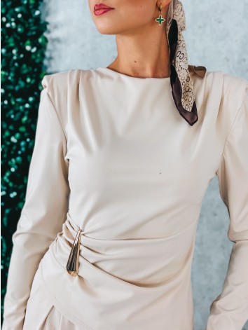 Dámsky béžový priliehavý komplet so širokými nohavicami a topom so zlatou sponou