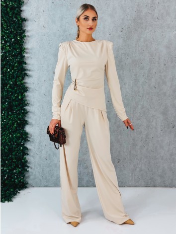 Dámsky béžový priliehavý komplet so širokými nohavicami a topom so zlatou sponou