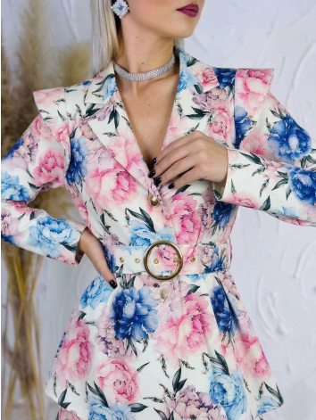 Dámsky biely elegantný kvetovaný overal s opaskom a véčkovým výstrihom