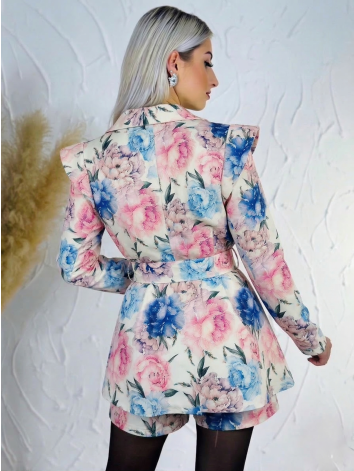 Dámsky biely elegantný kvetovaný overal s opaskom a véčkovým výstrihom