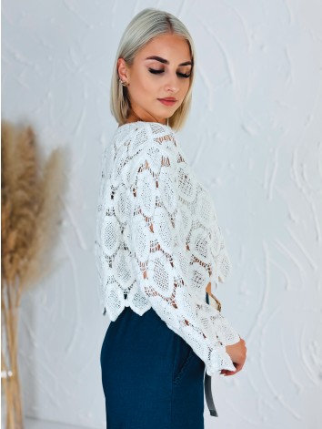 Dámsky biely háčkovaný top s dlhým rukávom
