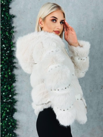 Dámsky biely kožuch s ozdobnými kamienakmi a kapucňou