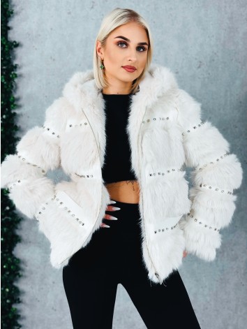 Dámsky biely kožuch s ozdobnými kamienakmi a kapucňou