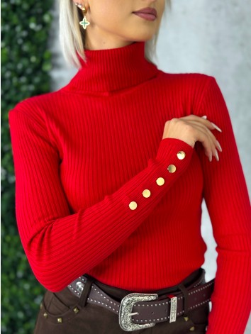 Dámsky červený rolák so zlatými gombíkmi na rukávoch