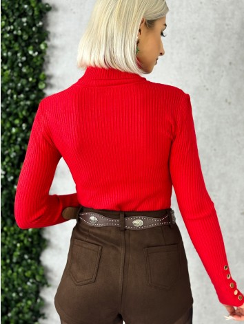 Dámsky červený rolák so zlatými gombíkmi na rukávoch