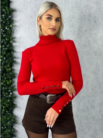 Dámsky červený rolák so zlatými gombíkmi na rukávoch