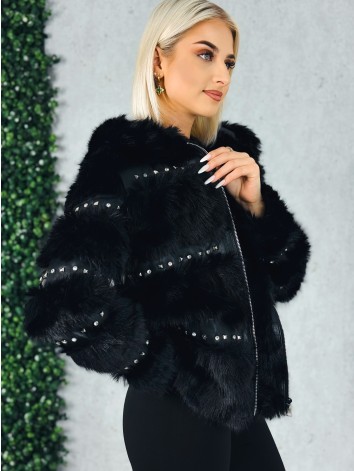 Dámsky čierny kožuch s ozdobnými kamienakmi a kapucňou