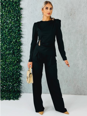 Dámsky čierny priliehavý komplet so širokými nohavicami a topom so zlatou sponou