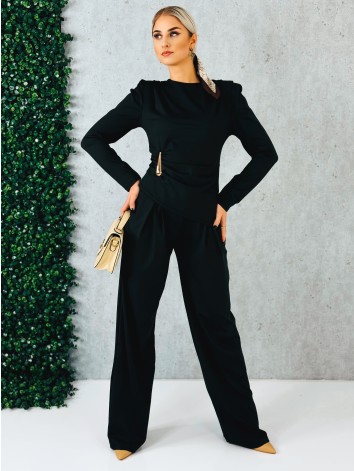 Dámsky čierny priliehavý komplet so širokými nohavicami a topom so zlatou sponou