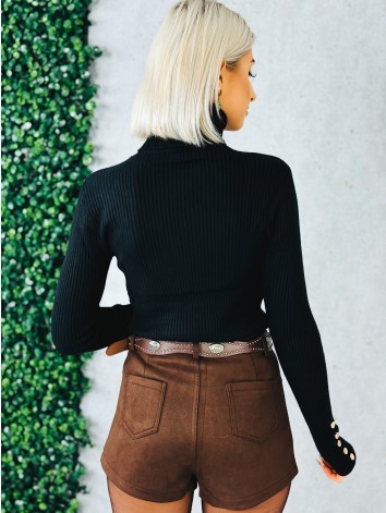 Dámsky čierny rolák so zlatými gombíkmi na rukávoch