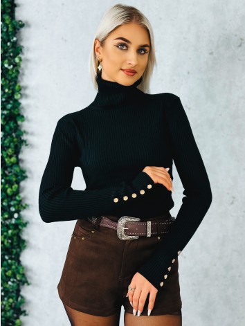 Dámsky čierny rolák so zlatými gombíkmi na rukávoch