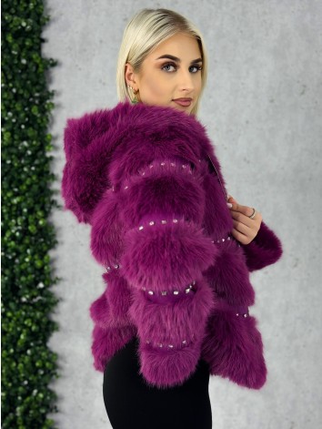 Dámsky cyklamenový kožuch s ozdobnými kamienakmi a kapucňou