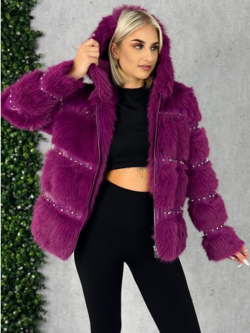 Dámsky cyklamenový kožuch s ozdobnými kamienakmi a kapucňou