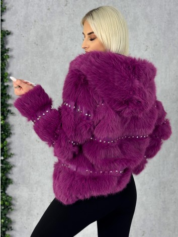 Dámsky cyklamenový kožuch s ozdobnými kamienakmi a kapucňou