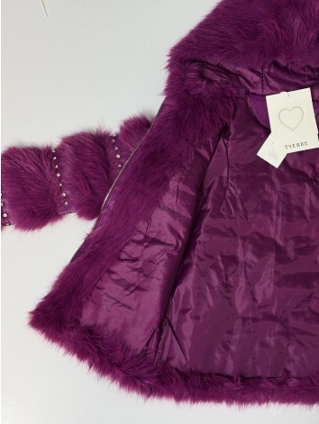 Dámsky cyklamenový kožuch s ozdobnými kamienakmi a kapucňou