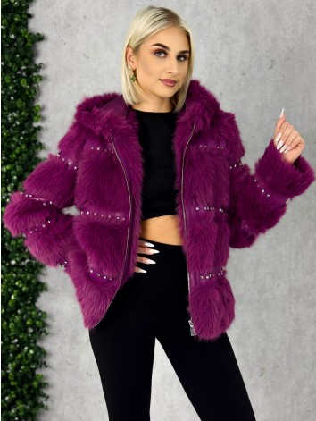 Dámsky cyklamenový kožuch s ozdobnými kamienakmi a kapucňou
