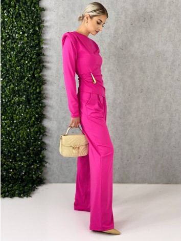 Dámsky cyklamenový priliehavý komplet so širokými nohavicami a topom so zlatou sponou