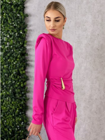 Dámsky cyklamenový priliehavý komplet so širokými nohavicami a topom so zlatou sponou