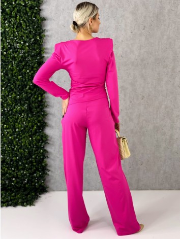 Dámsky cyklamenový priliehavý komplet so širokými nohavicami a topom so zlatou sponou