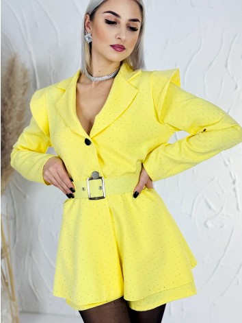 Dámsky elegantný overal s opaskom a ozdobnými kamienkami - žltý